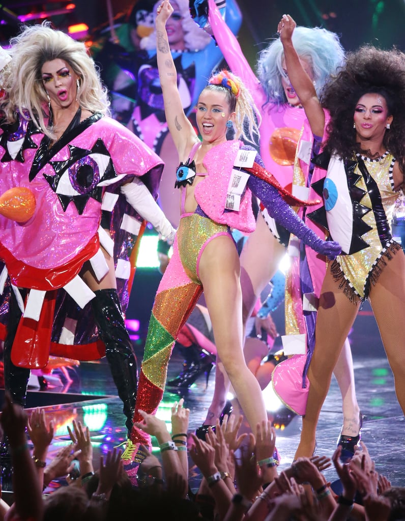 2015: Miley Performed "Dooo It!"