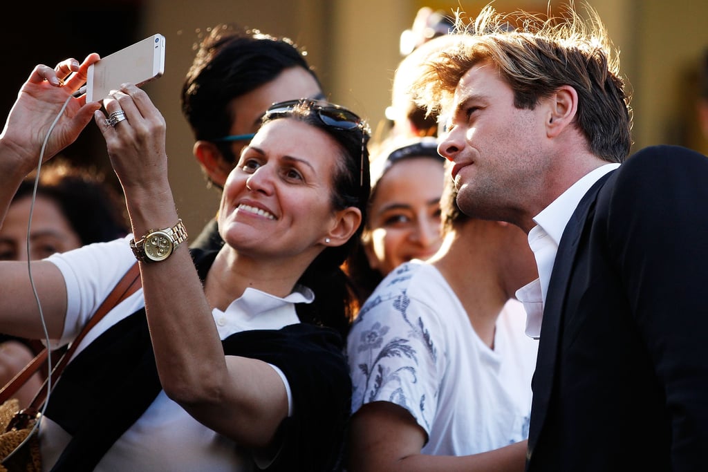 Самые популярные вебкам модели. Цвет волос хайди клум. Многочисленных поклонников. Фанаты на концерте. Толпа поклонников.