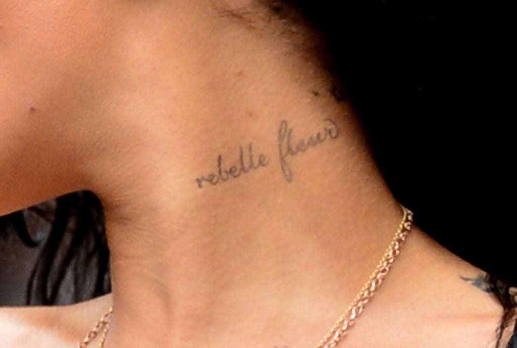 de rihanna "flor rebelde" Tatuaje en el cuello