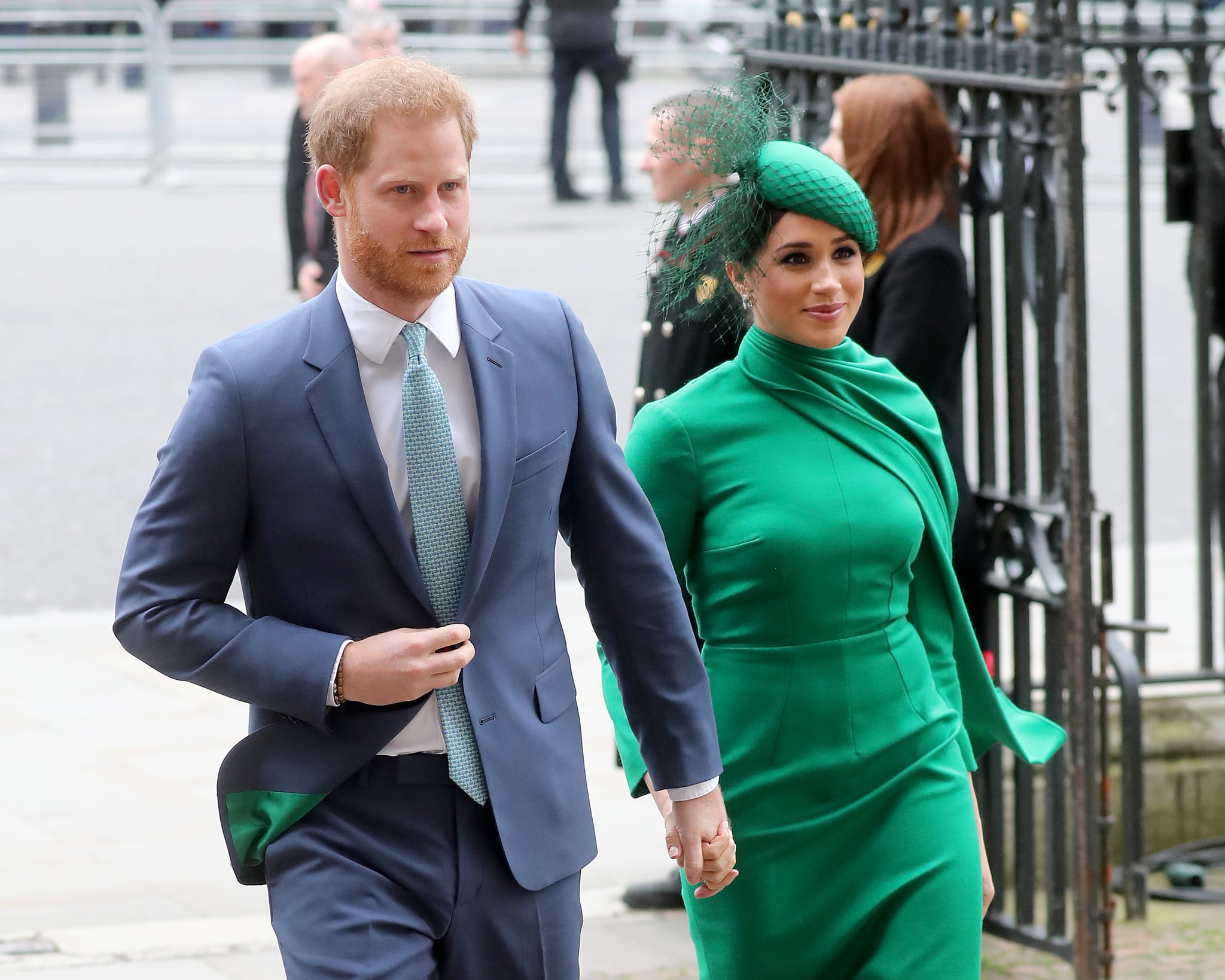 英国伦敦- 3月9日:苏塞克斯公爵哈里王子和苏塞克斯公爵夫人梅根于2020年3月9日在英国伦敦参加2020年英联邦日服务时会见了孩子们。(克里斯·杰克逊摄/盖蒂图片社)