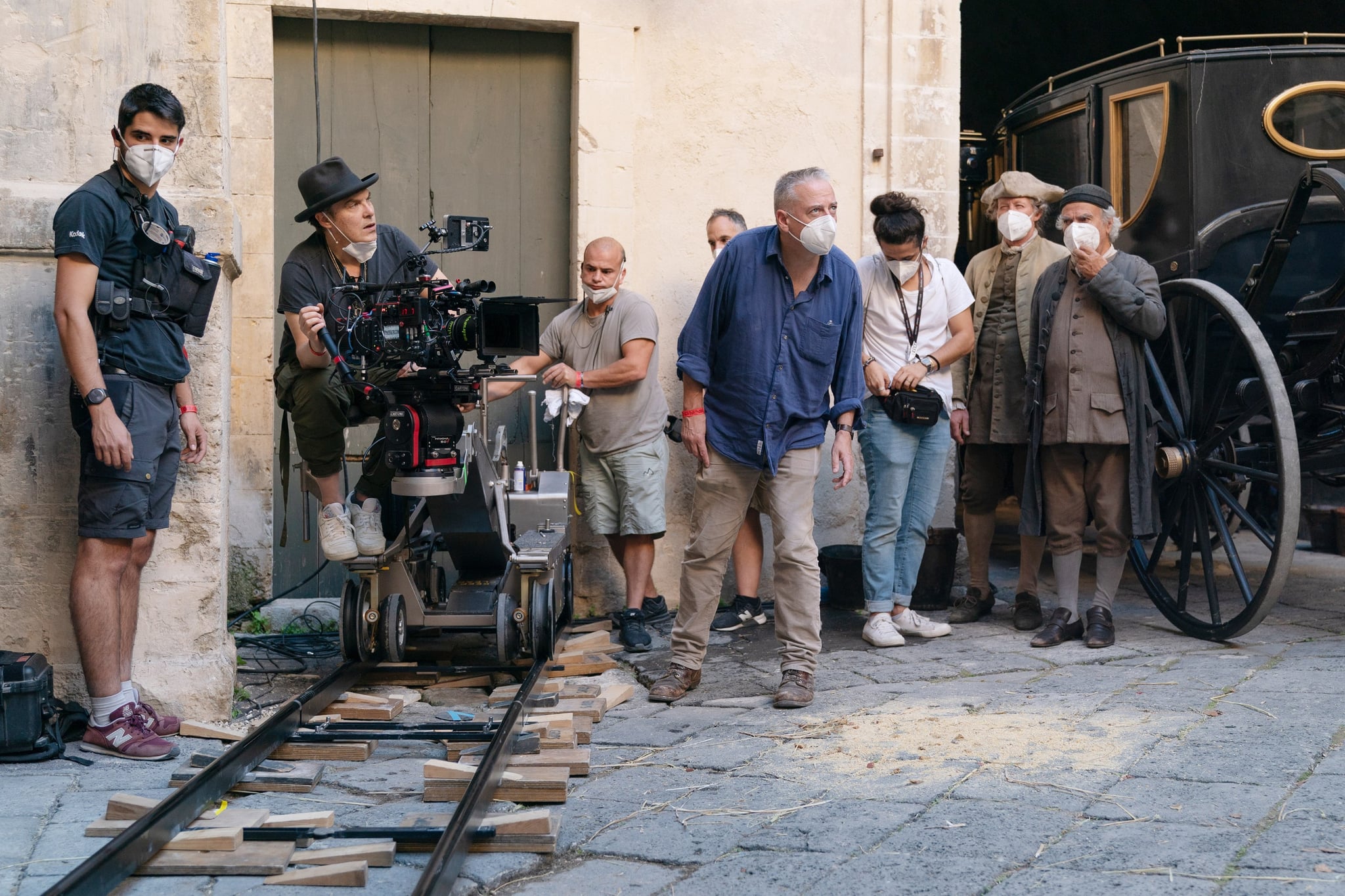 CYRANO, director Joe Wright (left, hat), cinematographer Seamus McGarvey (blue shirt), on set, 2021. ph: Peter Mountain / MGM / Courtesy Everett Collection