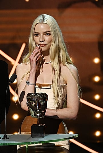 安雅·泰勒-乔伊在2023年英国电影学院奖上的液体青铜指甲