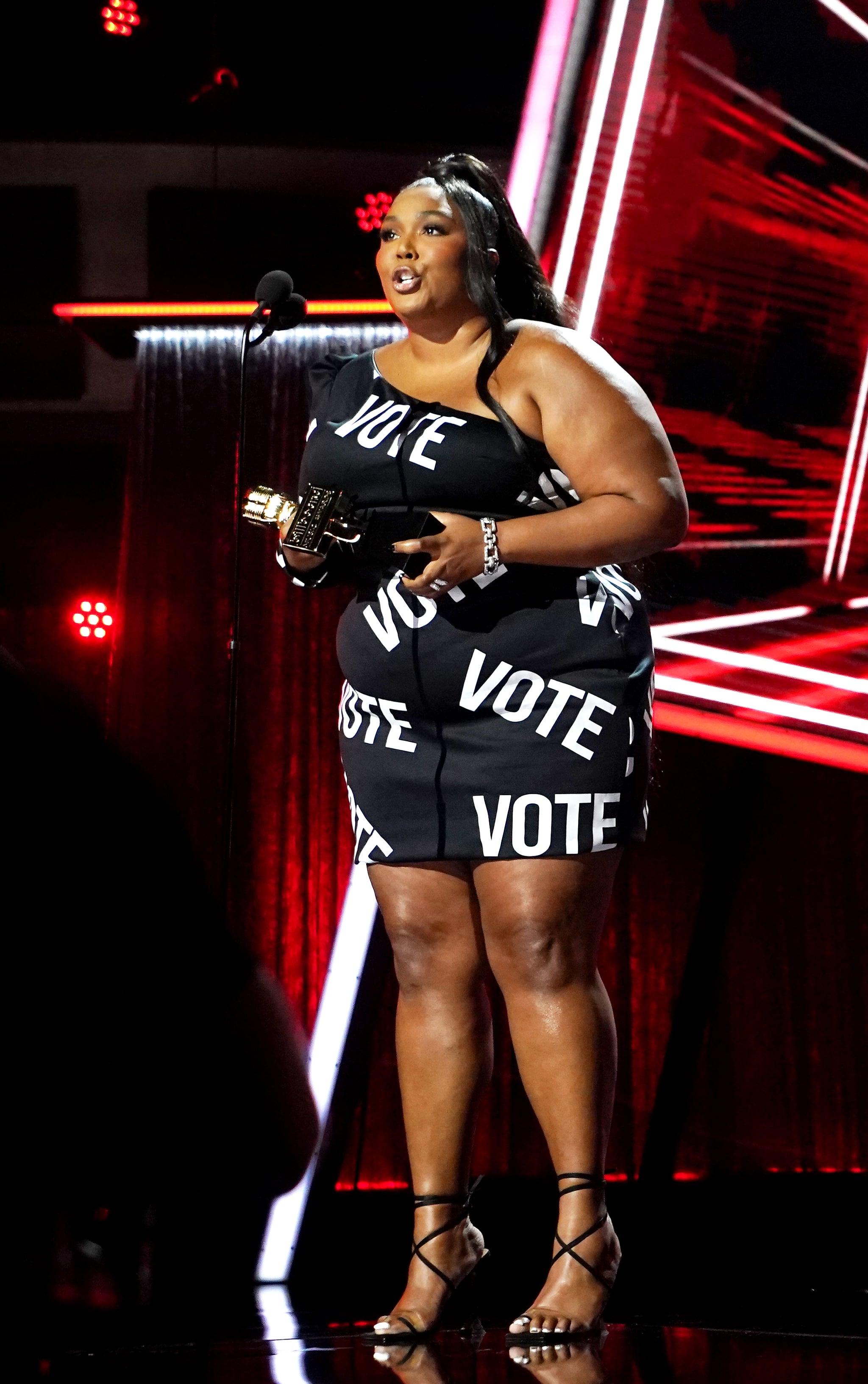 HOLLYWOOD, CA - OCTOBER 14, 2020:  Lizzo accepts her award for Top Sales Artist  during the 2020 Billboard Music Awards held at the Dolby Theatre in Hollywood, CA.  (Andrew Gombert / Los Angeles Times via Getty Images)