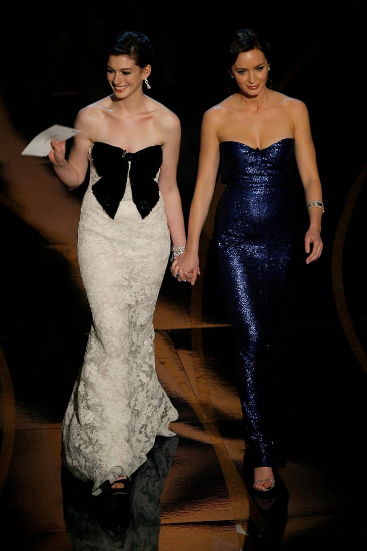 Anne Hathaway And Emily Blunt Held Hands On Stage Best Pictures From The 2007 Oscars 