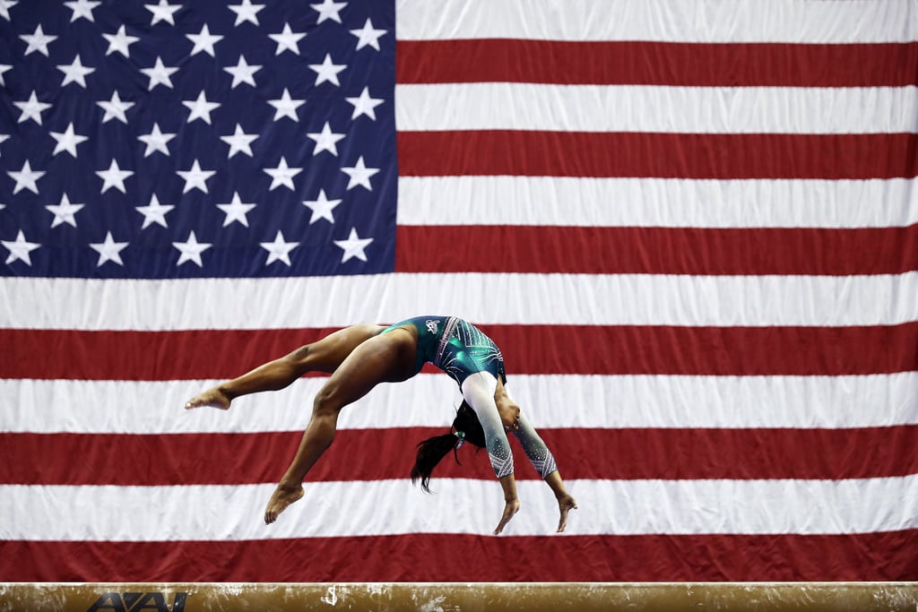 KANSAS CITY, MISSOURI - 09. AUGUST: Simone Biles turnt auf dem Schwebebalken während des Wettkampfs der Seniorinnen bei den US-Turnmeisterschaften 2019 im Sprint Center am 09. August 2019 in Kansas City, Missouri. (Photo by Jamie Squire/Getty Images)'s competition of the 2019 U.S. Gymnastics Championships at the Sprint Center on August 09, 2019 in Kansas City, Missouri. (Photo by Jamie Squire/Getty Images)