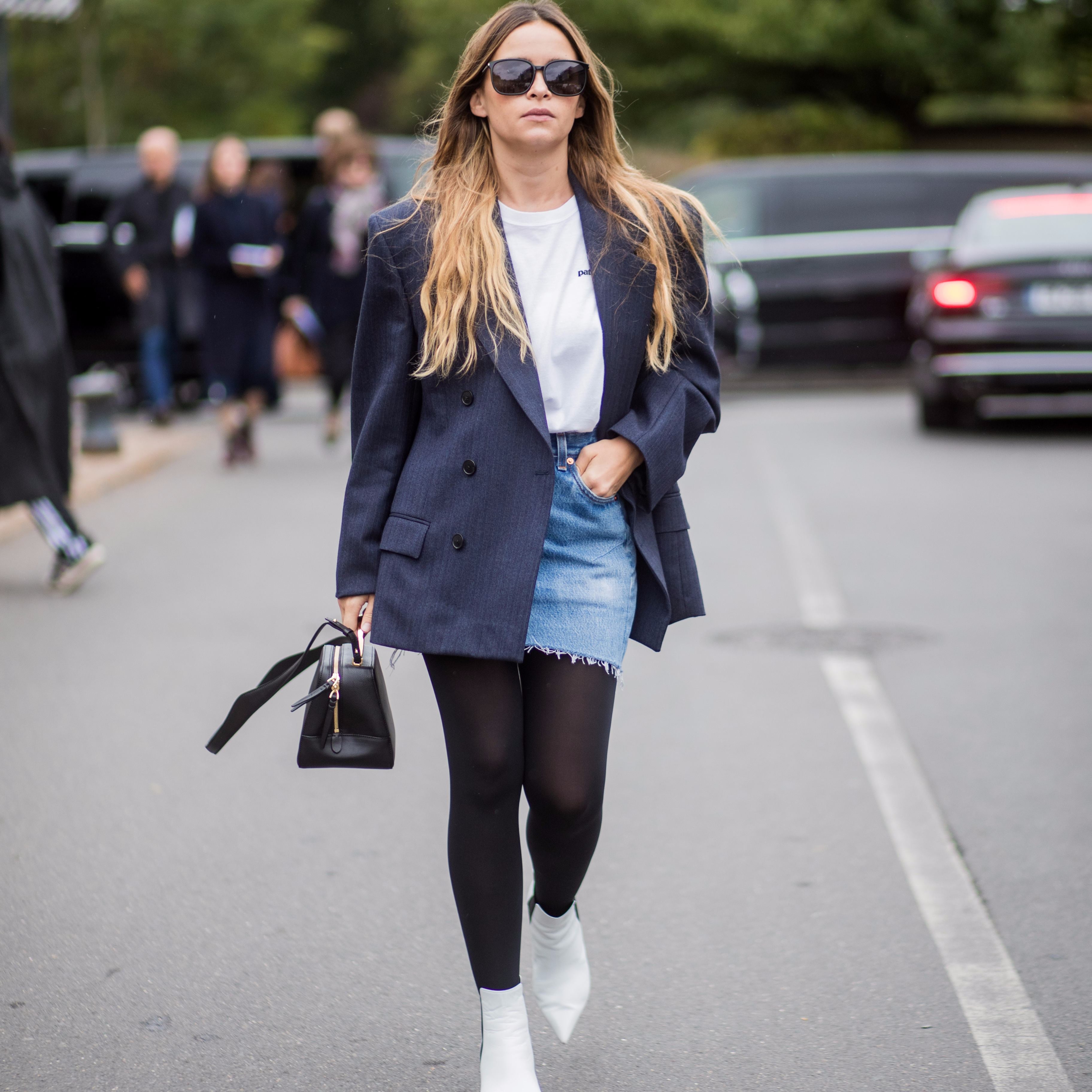 What Color Tights Should You Wear with a Navy Skirt?