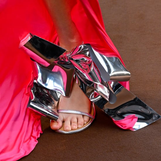 Loewe 2022年秋季时装秀上的银蝴蝶结高跟鞋
