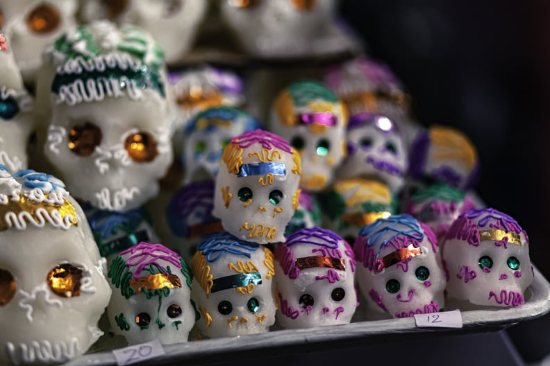 我们看到一个近距离的墨西哥糖果甜糖头骨,这在整个墨西哥的国家。米却肯州,最著名的地方在墨西哥的天死了,更像死人的晚上,土著人民庆祝