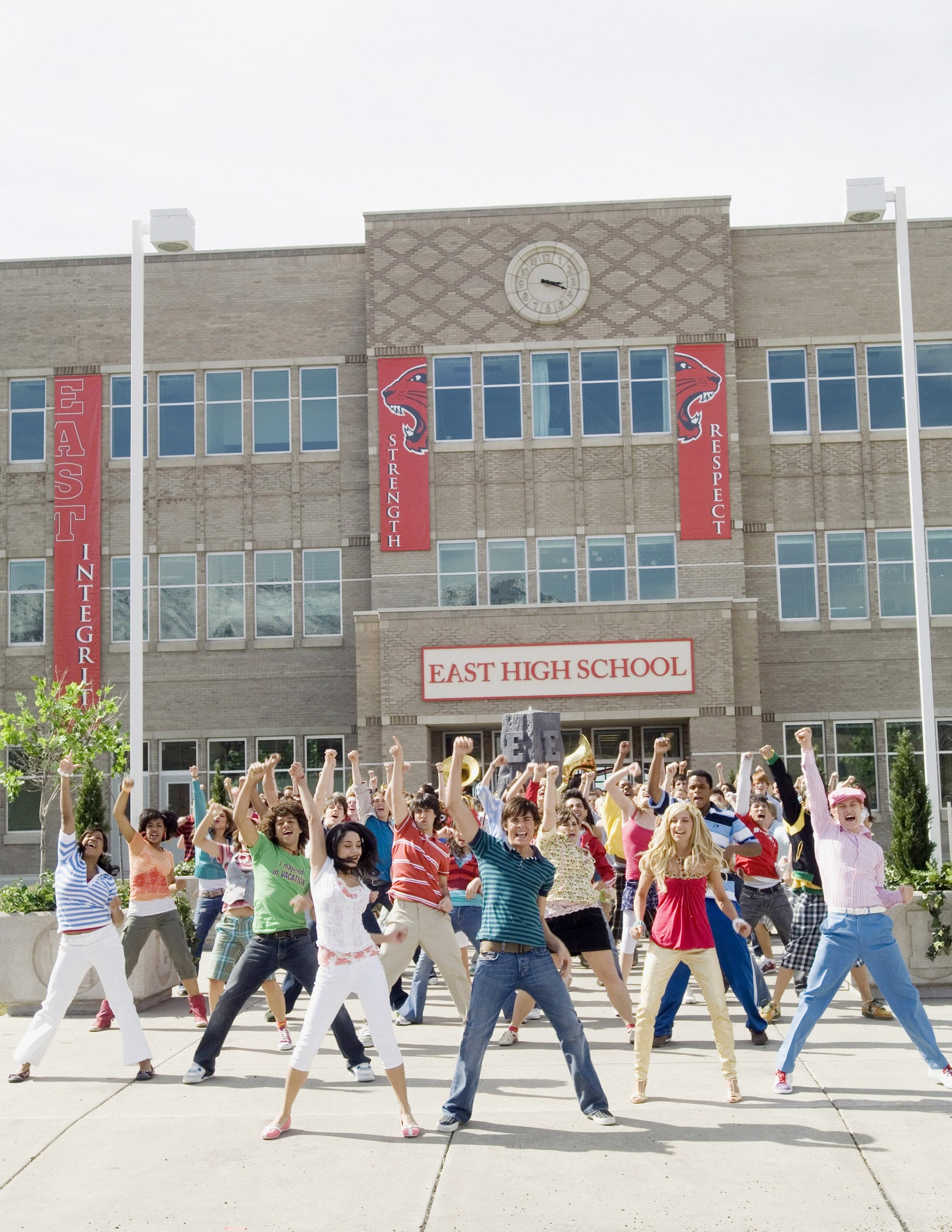 HIGH SCHOOL MUSICAL 2, Monique Coleman, Corbin Bleu, Vanessa Anne Hudgens, Zac Efron, Ashley Tisdale, Lucas Grabeel, (performing 'What Time Is It'), 2007. photo: Fred Hayes /  Disney Channel / Courtesy: Everett Collection