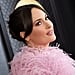 在2023年格莱美颁奖典礼上，凯西·马斯格雷夫斯身着粉色瓦伦蒂诺斗篷亮相