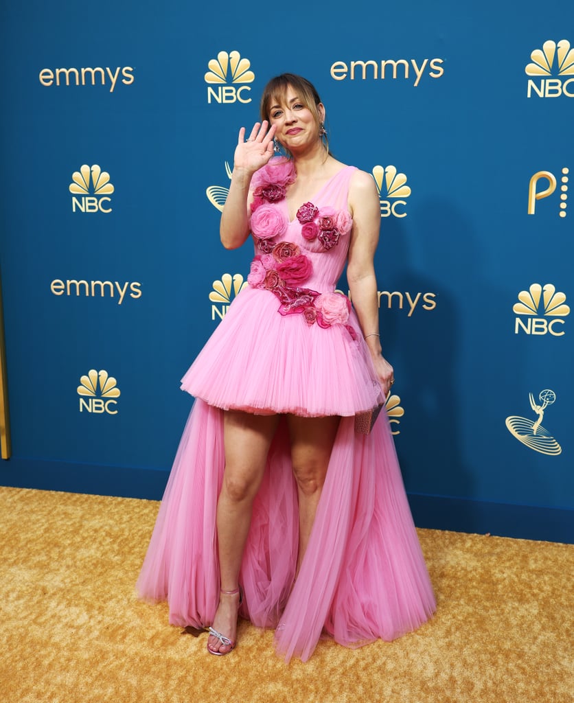 卡蕾Cuoco粉红色的艾美奖衣服|照片