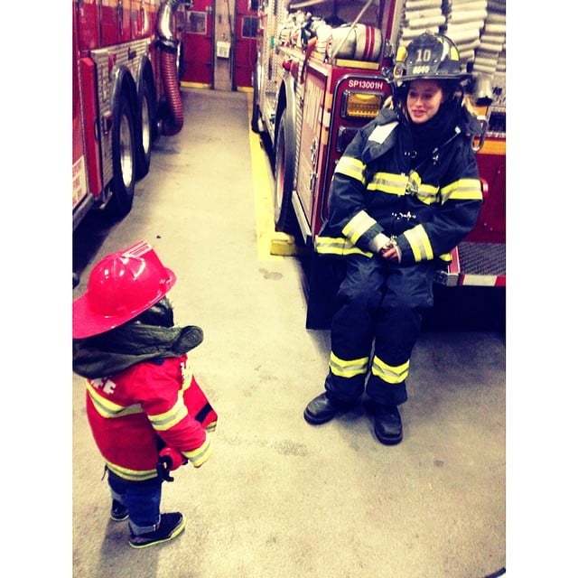 Expectant mama Doutzen Kroes spent the afternoon at her local fire house with her son, Phyllon, thanks to her makeup artist.
Source: Instagram user doutzen