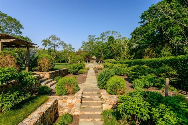 Matt Lauer Buys Hamptons House From Richard Gere