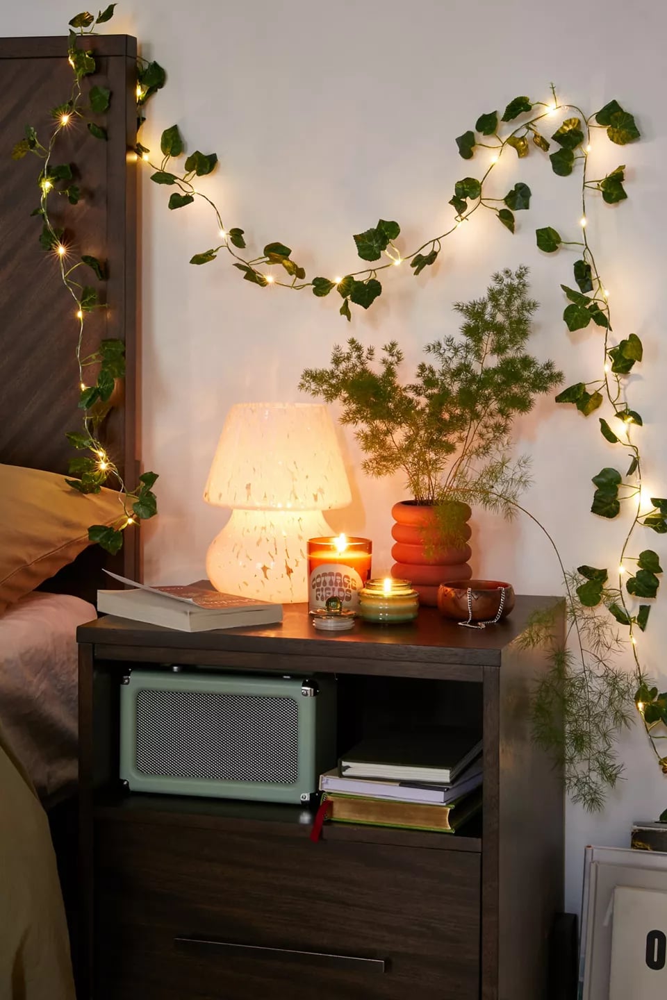 fake ivy vines  Aesthetic bedroom, Aesthetic room decor, Dorm room
