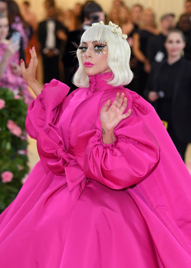 Lady Gaga的淡银灰色的鲍勃2019年与头发鞠躬