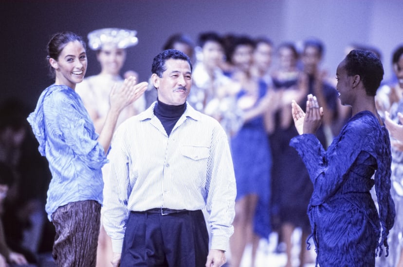 le couturier Issey Miyake et ses mannequins lors de son défilé, Prêt-à-Porter, collection Printemps-été 1992 à Paris en octobre 1991, France. (Photo by ARNAL/GARCIA/Gamma-Rapho via Getty Images)