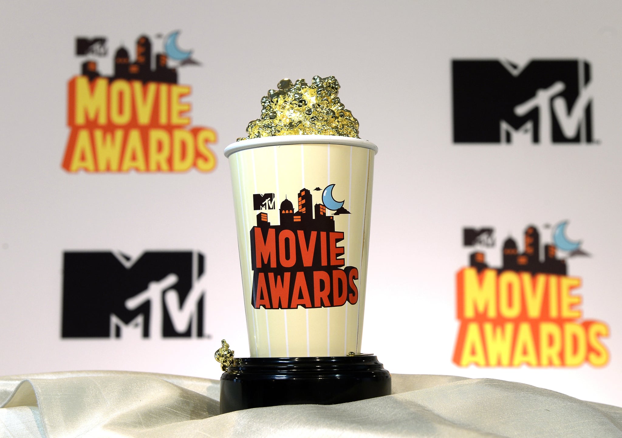 洛杉矶CA - 4月9日:2015年的音乐电视电影颁奖典礼上的金灿灿的爆米花奖杯显示在MTV电影奖的媒体招待会4月9日,2015年,在洛杉矶,加利福尼亚。(照片MTV中文字/盖蒂图片社)”title=