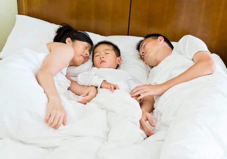家庭和小的儿子睡觉金宝搏app。”width=