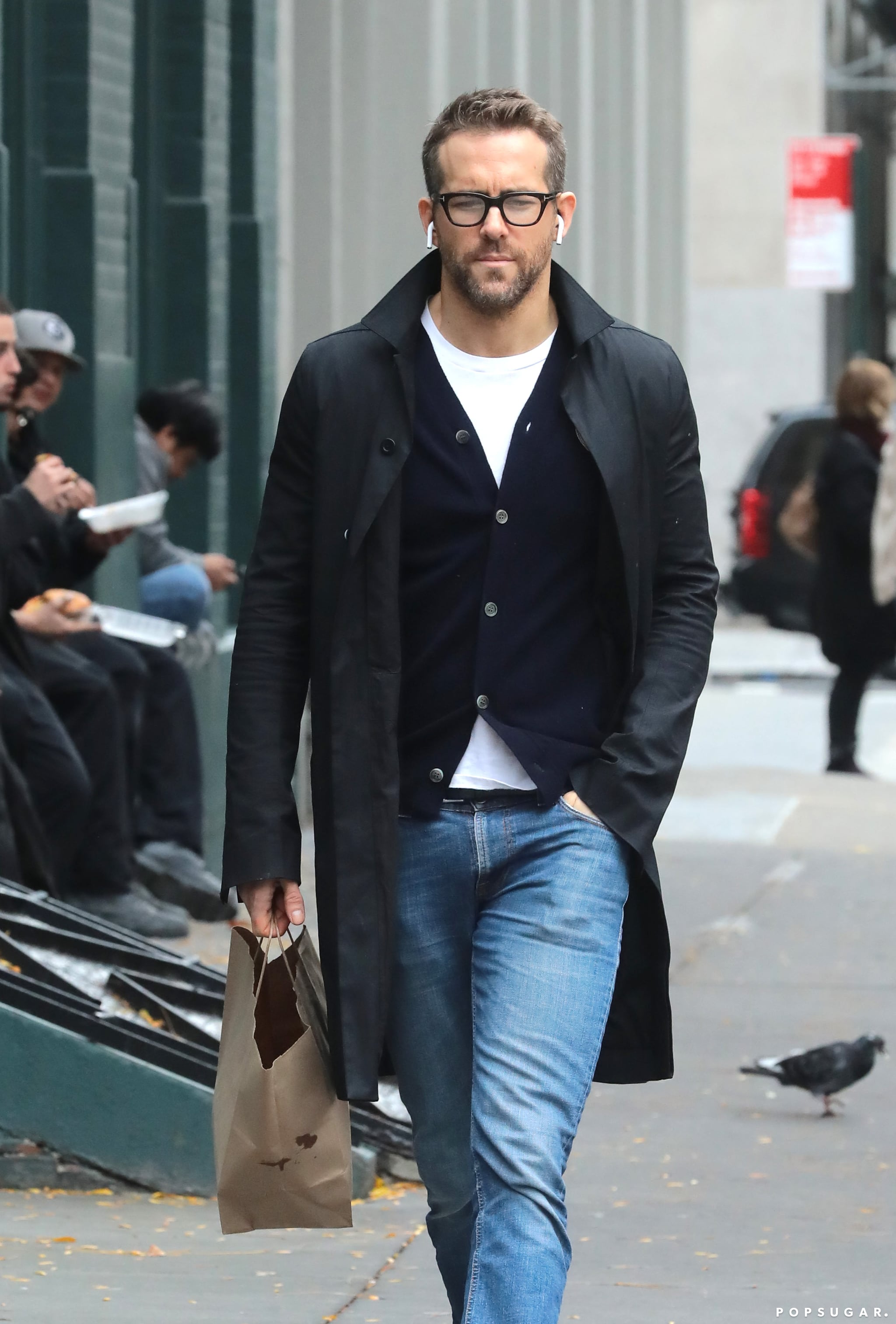 Ryan Reynolds Out In Nyc Pictures November 2017 Popsugar Celebrity Ryan reynolds went effortlessly cool as he stepped out in new york city on sunday. ryan reynolds out in nyc pictures