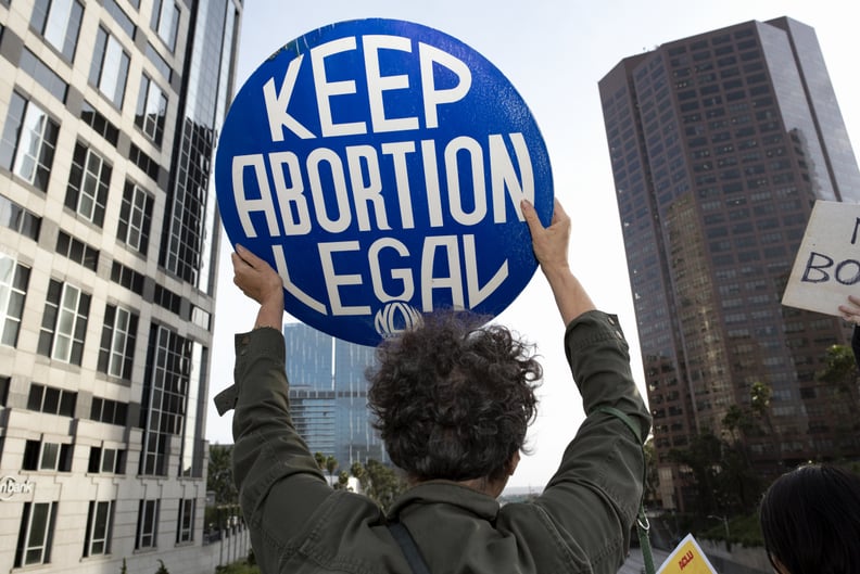 美国洛杉矶CA - 2019/05/21:积极看到拿着海报说让堕胎法律在抗议。人权活动人士抗议限制堕胎的妇女在阿拉巴马州通过了最严格禁止堕胎
