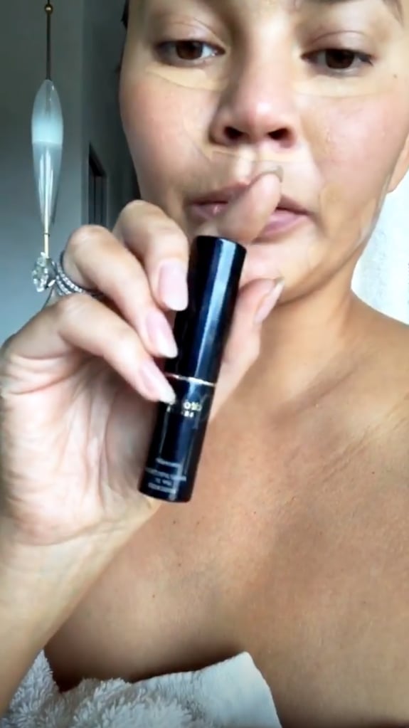 She Made Sure To Show Her Followers The Product Like A True Beauty Chrissy Teigen Made A Not Going To The Grammys Makeup Tutorial After 4 Glasses Of Wine Popsugar Beauty Photo 4
