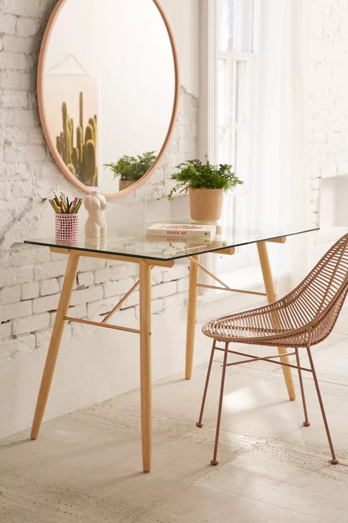 一张光滑的桌子:Urban Outfitters Gabriella Desk