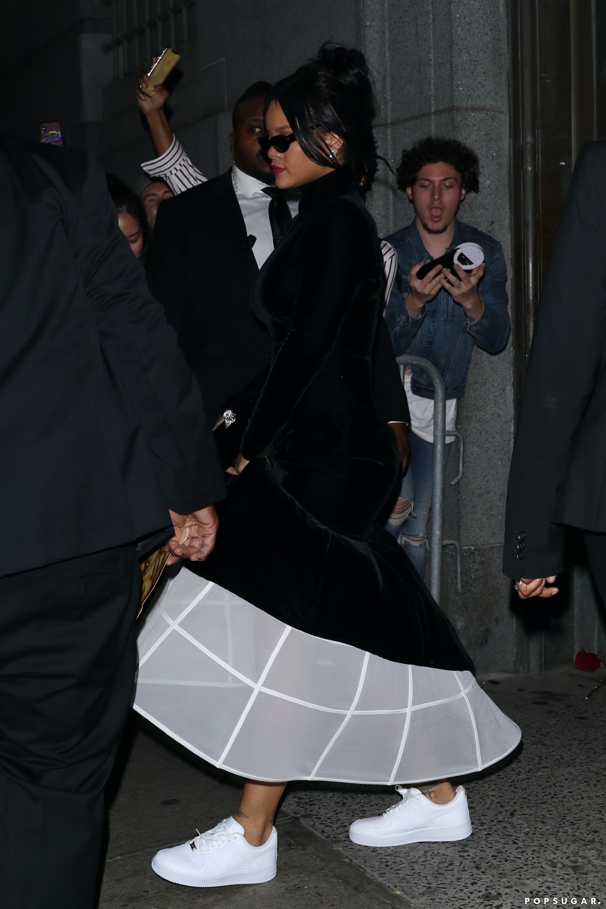 De otra manera pañuelo Subjetivo Rihanna Wore Her Givenchy Ballgown With Nike Sneakers | POPSUGAR Fashion
