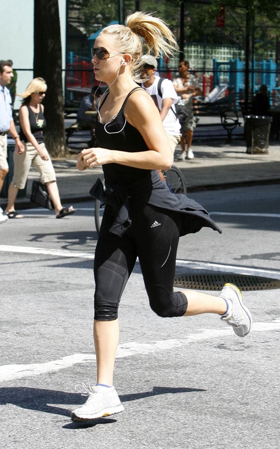 Kate Hudson Cozies Up in Turtleneck, zapatillas de running Puma niño niña  talla 40.5, Tied Leggings & 'Alien' Sneakers – Rvce News