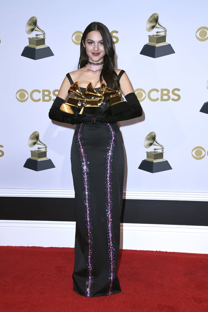 Olivia Rodrigo Dropping Her Award at the 2022 Grammys