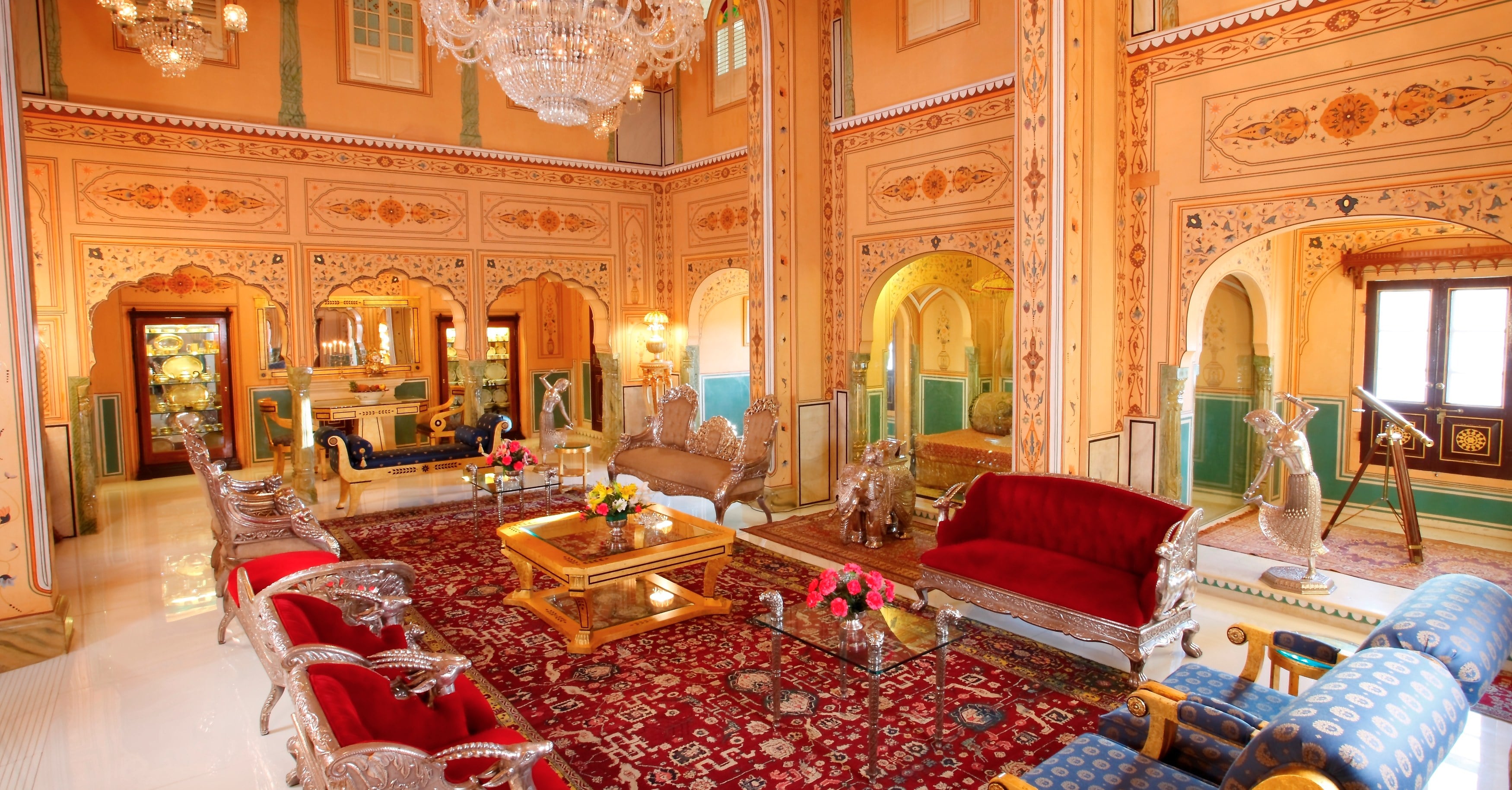 Индийский дом 4. Джайпур дворец Махараджи. Raj Palace Hotel Индия. Индийский интерьер во Дворце Махараджи. Королевский дворец в Джайпуре.