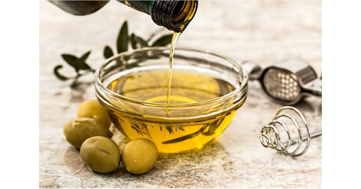 Оливковое масло и лимон от запоров. Оливковое масло бидон. Женщина ест оливковое масло.