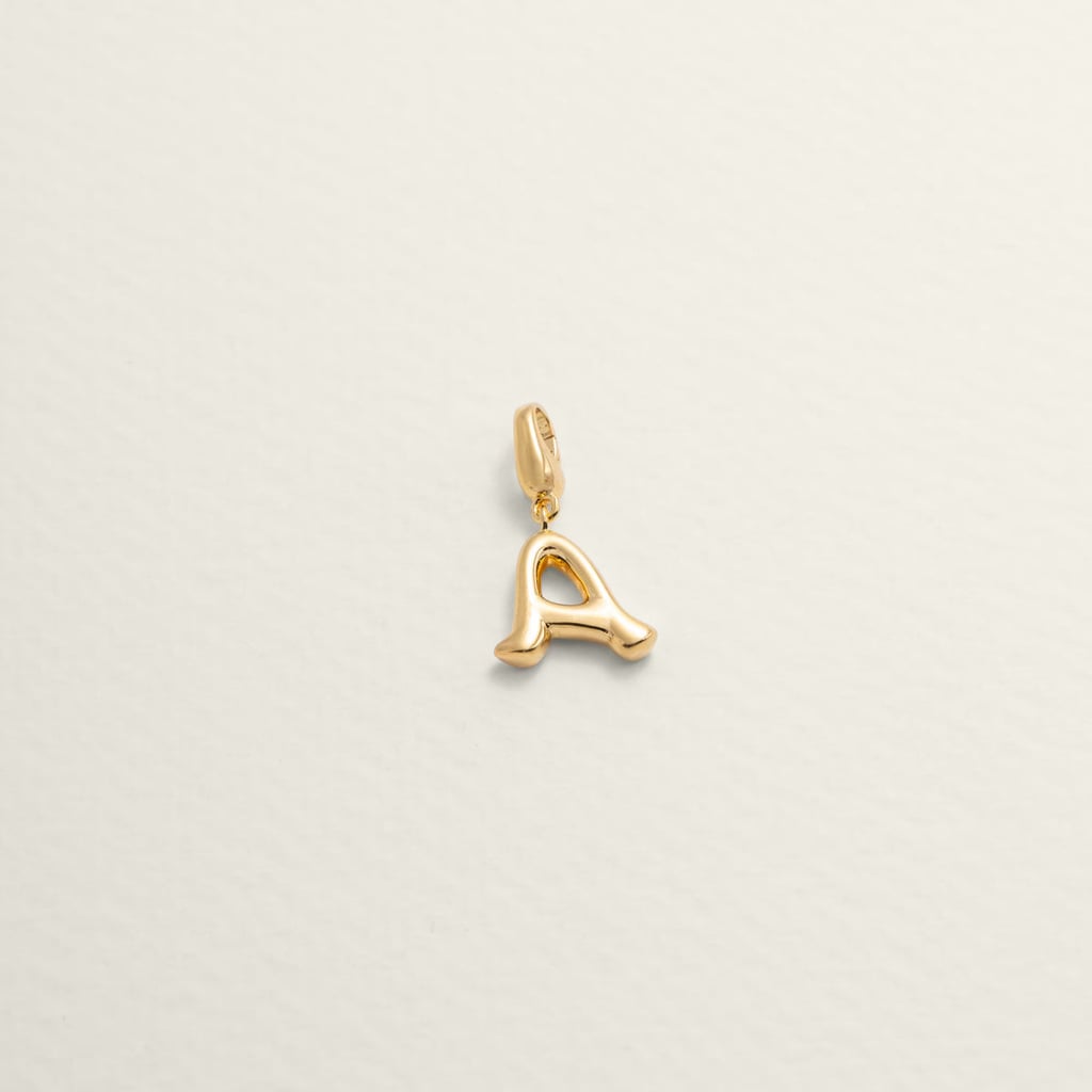 Raíz Rue Letter Charm