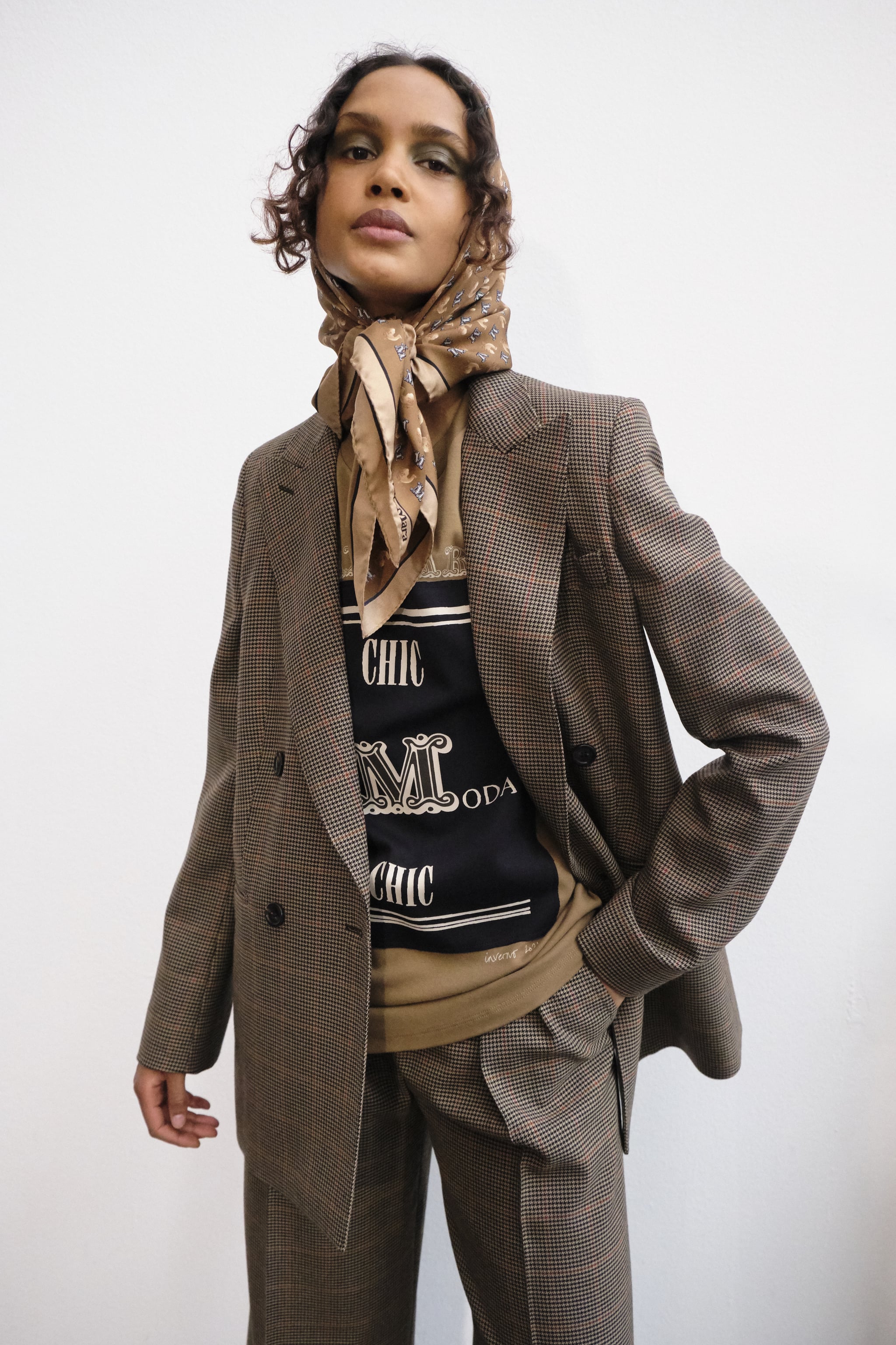 Louis Vuitton Scarf  Outfits with scarf, Fashion, Autumn fashion