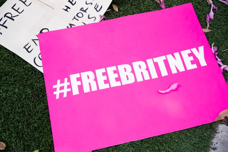 加州西好莱坞- 9月15日:支持“小甜甜”布兰妮的迹象时看到# FreeBritney抗议之外的三明星体育和娱乐集团办公室9月15日,2020年在西好莱坞,加州。(图片由丰富的愤怒/ Gett