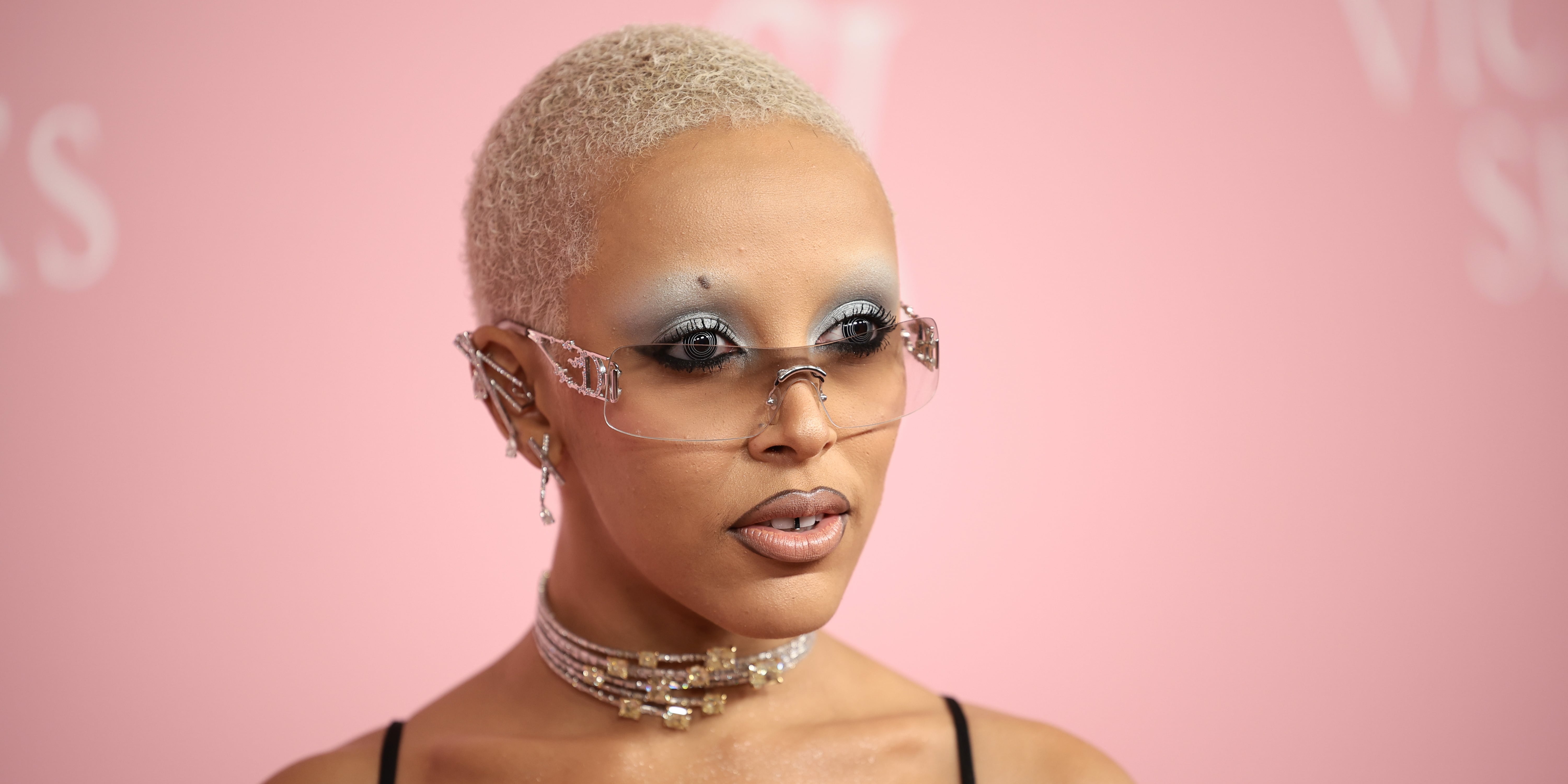 Doja Cat Bashes Her Dress at Victoria's Secret NYFW Event - Vimarsana News