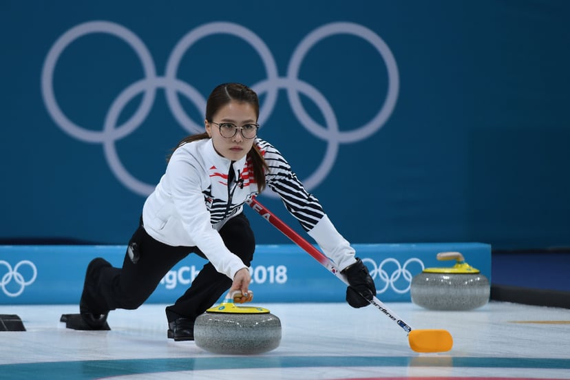 TOPSHOT - South Korea's Kim Eunjung throws the stone during the curling women's gold medal game between South Korea and Sweden during the Pyeongchang 2018 Winter Olympic Games at the Gangneung Curling Centre in Gangneung on February 25, 2018. / AFP PHOTO 