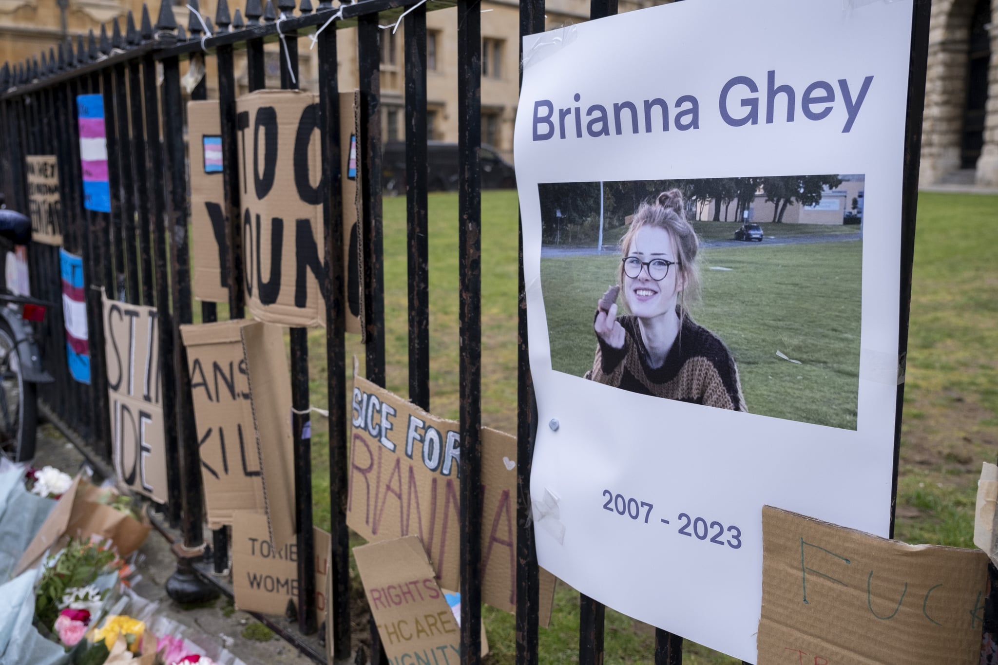 Cartes de fleurs, bougies et panneaux pour l'adolescente assassinée Brianna Ghey sur les garde-corps le 21 février 2023 à Oxford, Royaume-Uni.  Ghey était une fille transgenre de 16 ans et une élève de 11e année à la Birchwood Community High School.  (photo de Mike Kemp/En images via Getty Images)