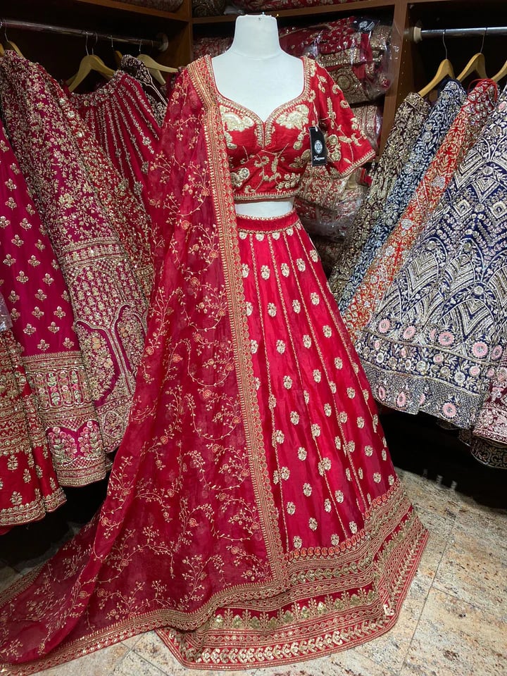 Nazranaa朱红色新娘穿Lehenga