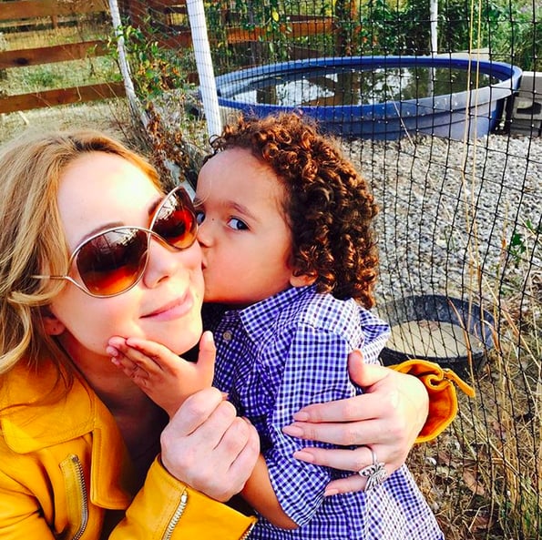 Mariah Carey Carves Pumpkins With Her Kids 2015