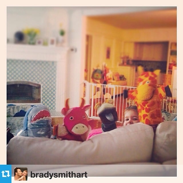 Harper Smith put on a morning puppet show with her mom, Tiffani Thiessen.
Source: Instagram user tathiessen