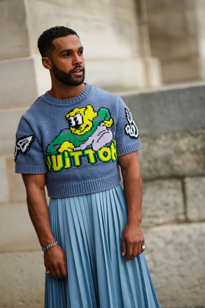 Lucien Laviscount modela falda plisada color azul en la Semana de la Moda  de París