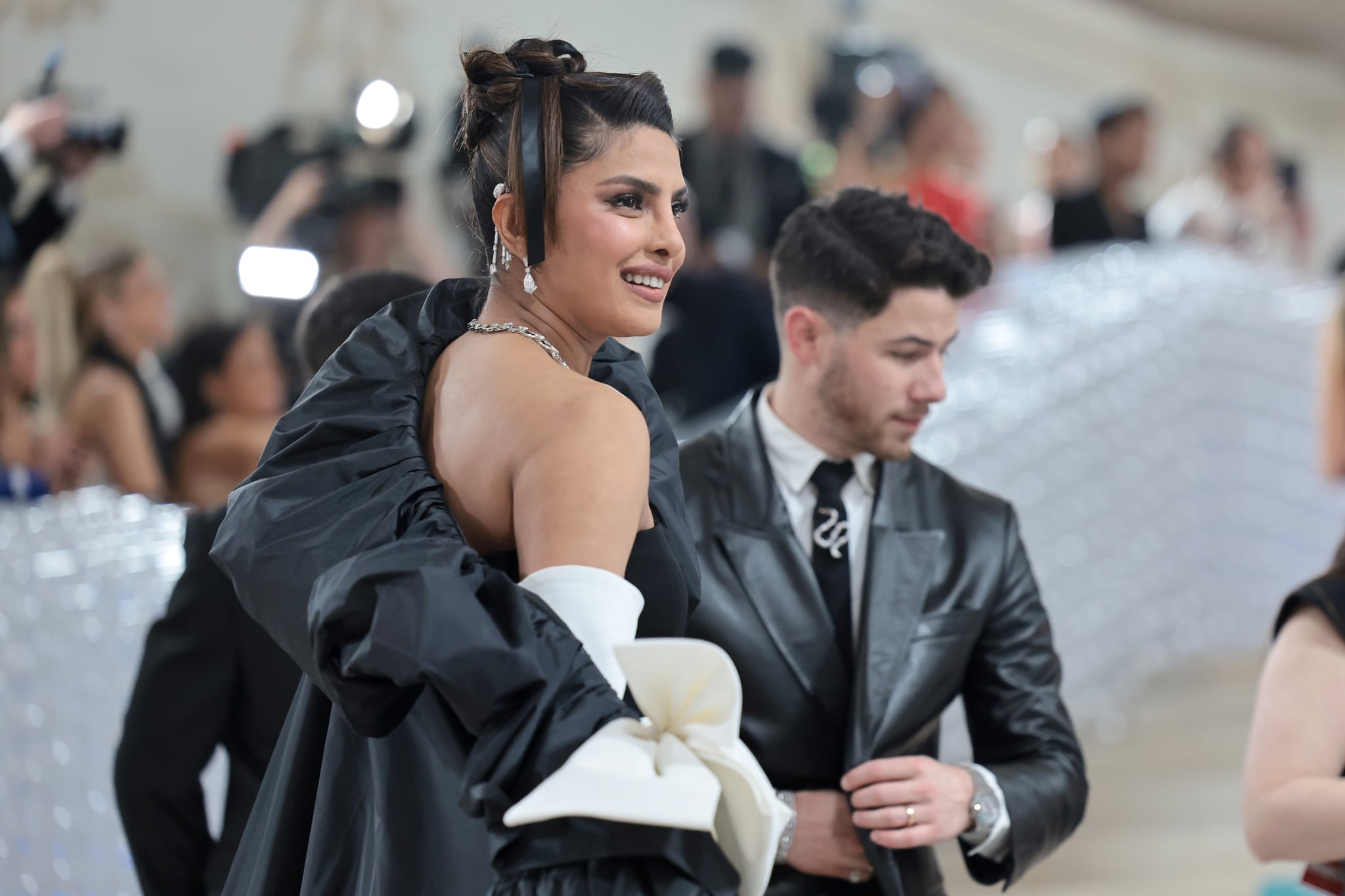 NUEVA YORK, NUEVA YORK - 01 DE MAYO: (LR) Priyanka Chopra Jonas y Nick Jonas asisten a la celebración de la Gala Met 2023 