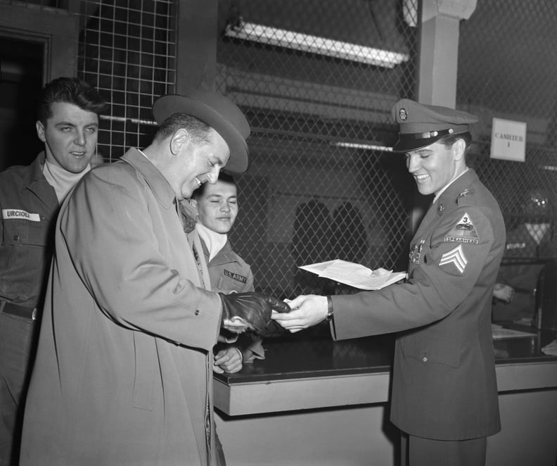 新泽西州迪克斯(原标题)3/5/1960-Fort——从美国军方今天出院后,埃尔维斯·普雷斯利(R)笑着说他手召集了支付业务经理汤姆·帕克上校。