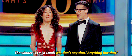 Sandra Oh Recreates La La Land Mistake at 2018 Emmys Video ...