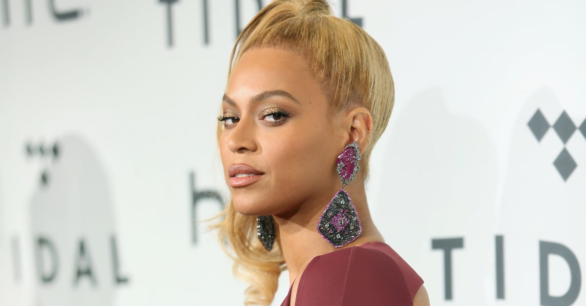 Beyonce's Assistant Adjusting Her Dress at the Tidal Concert | PS Fashion