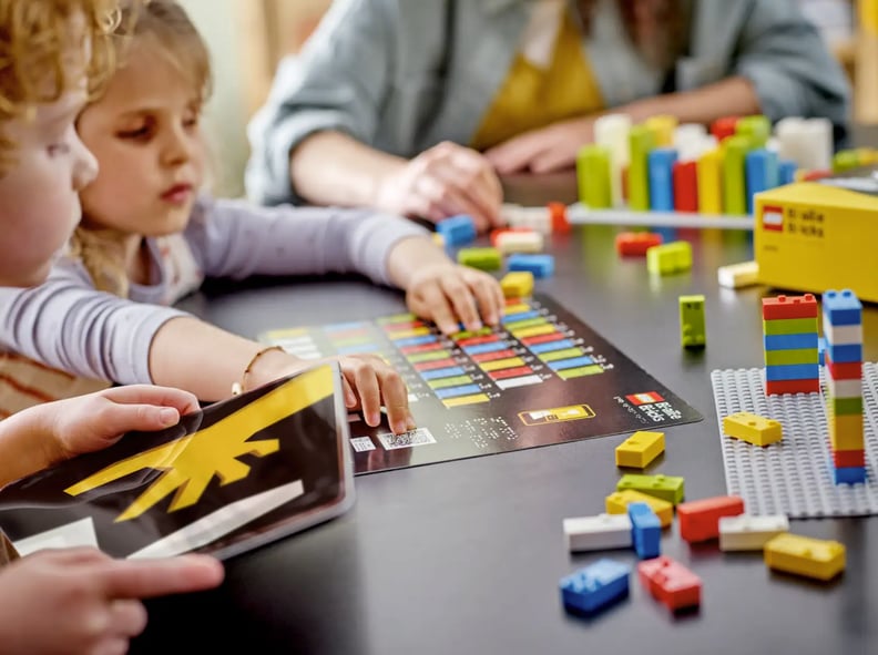 Brinque com conjunto de lego em braille