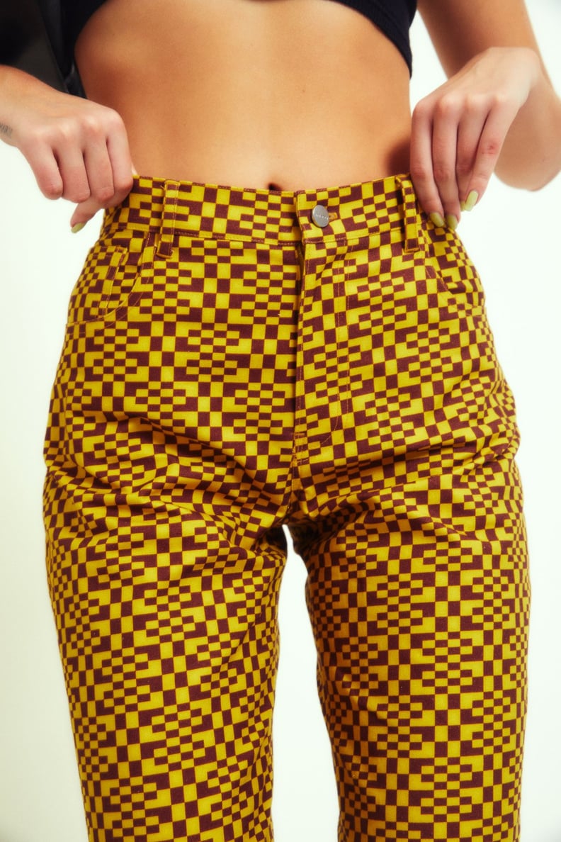 Miaou法戈的裤子是黄色的花纹