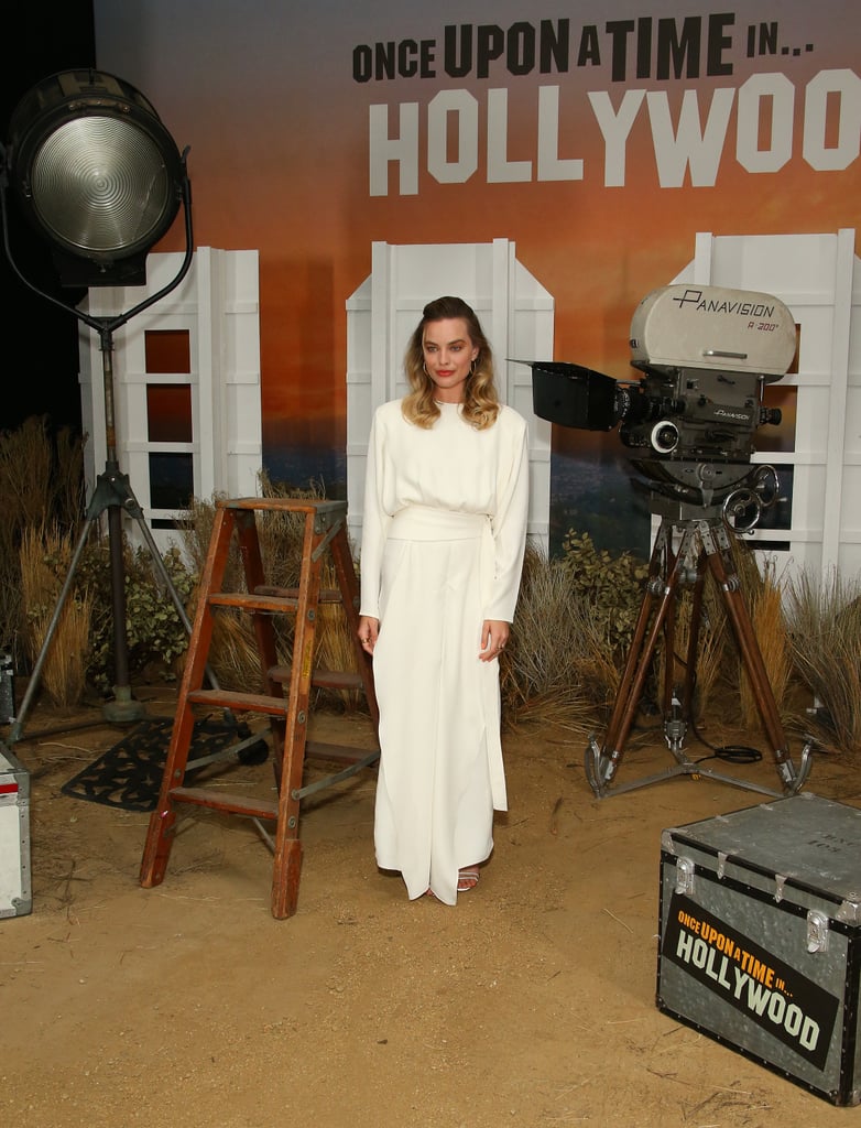 Brad Pitt Photobombing Margot Robbie and Leonardo DiCaprio