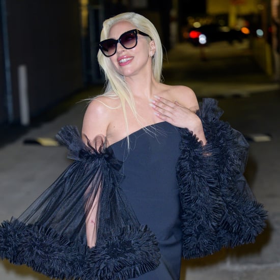 Lady Gaga穿着黑色超短连衣裙与戏剧性的袖子