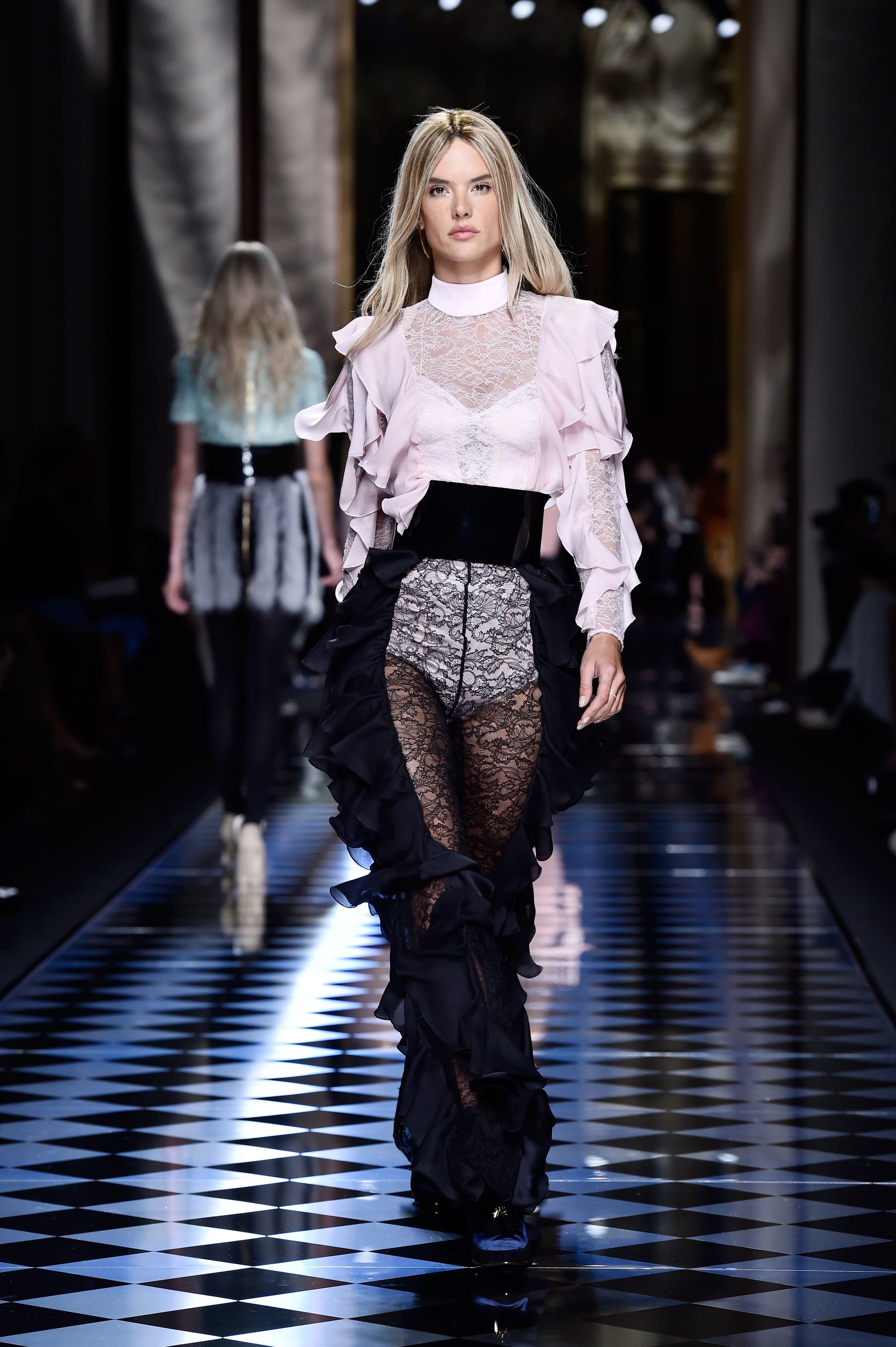 generation Generel Fritid Alessandra Ambrosio Is Blond For Balmain Runway Fall 2016 | POPSUGAR Latina